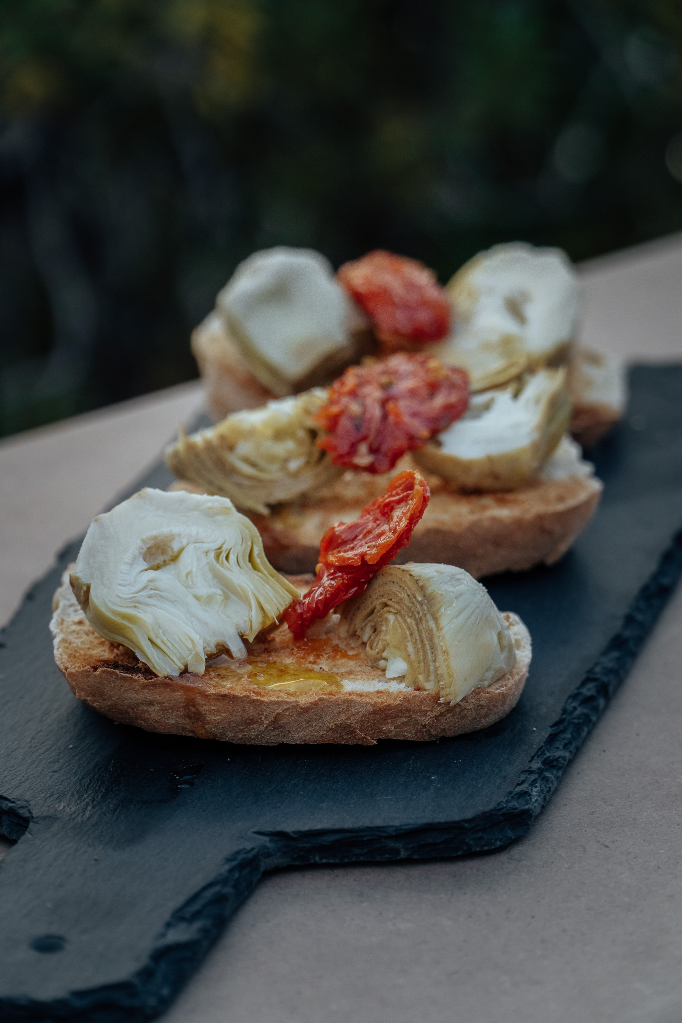 Pinchos de pepinillos, aceitunas y queso: idea rápida para compartir